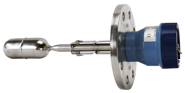 LC40 nivåvakt i 316 med blått aluminiumhus og flenset tilkobling. Flotøren er en vippe som flyter på væsken og vipper ved ending.