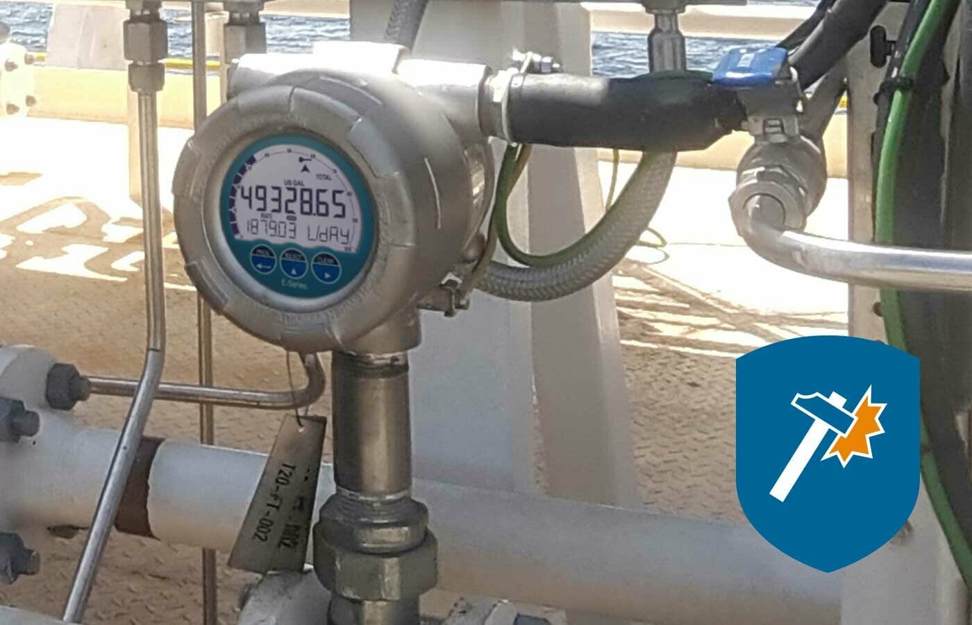 Et display i rustfritt stål installert i en rørlinje. Knapper integrert i displayet gjør menyen enkel og tilgjengelig.