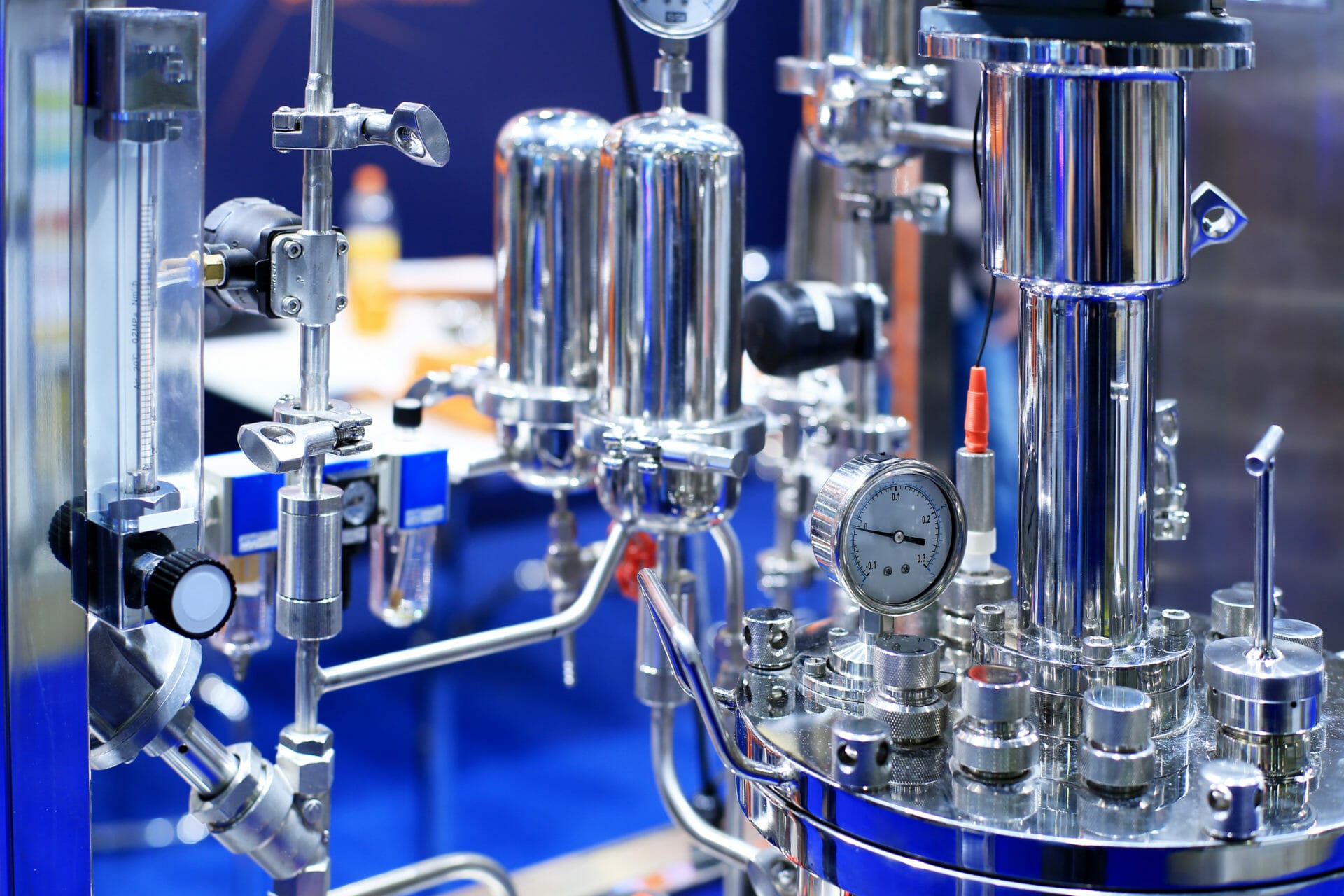 Banner med laboratorium utstyr, viser rotameter, trykkmåling og doseringsutstyr for kontrollert dosering av væske eller gas.