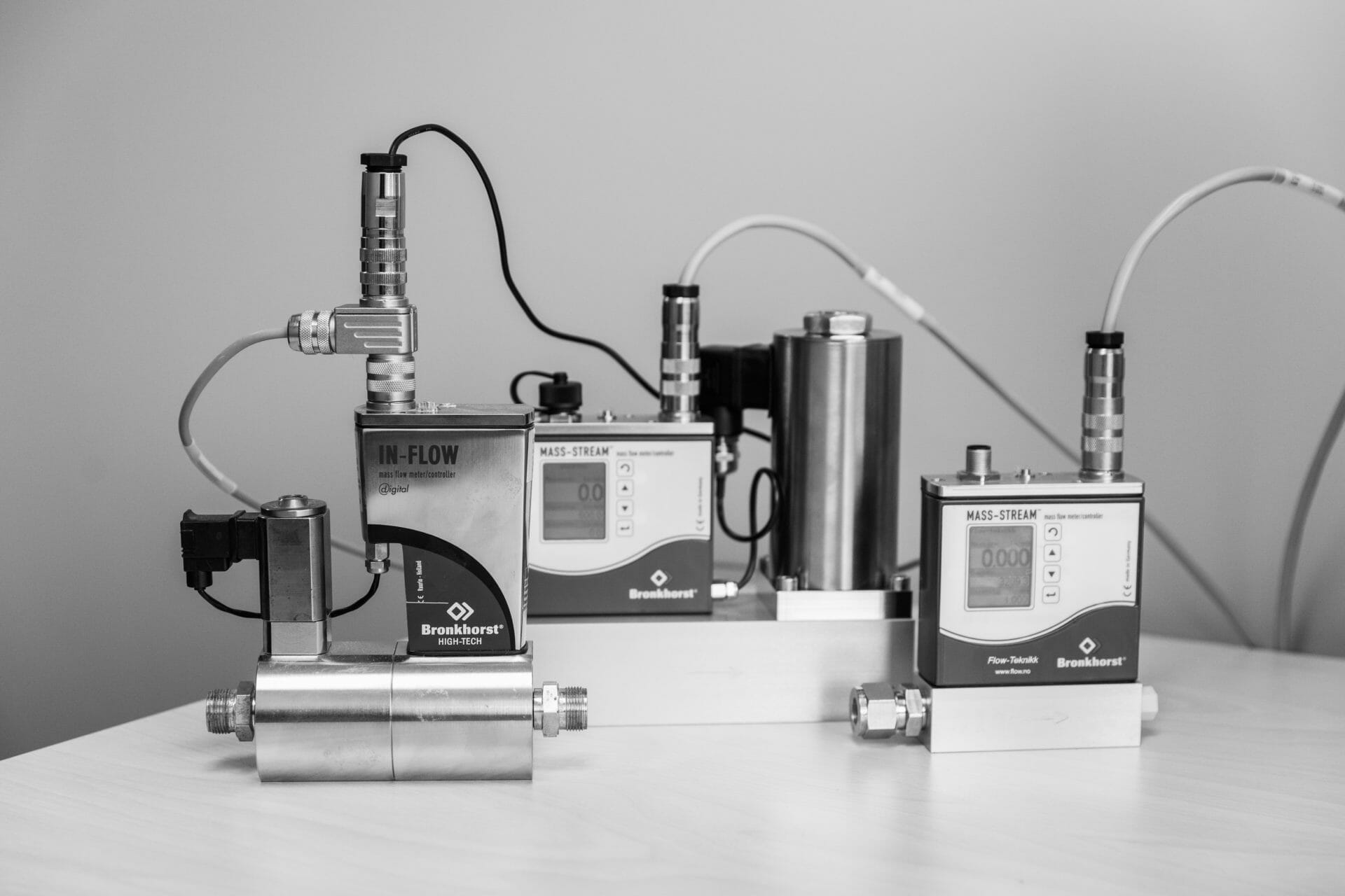 Utvalg av flowmålere fra Bronkhorst, samtlige koblet opp med kommunikasjonskabler.