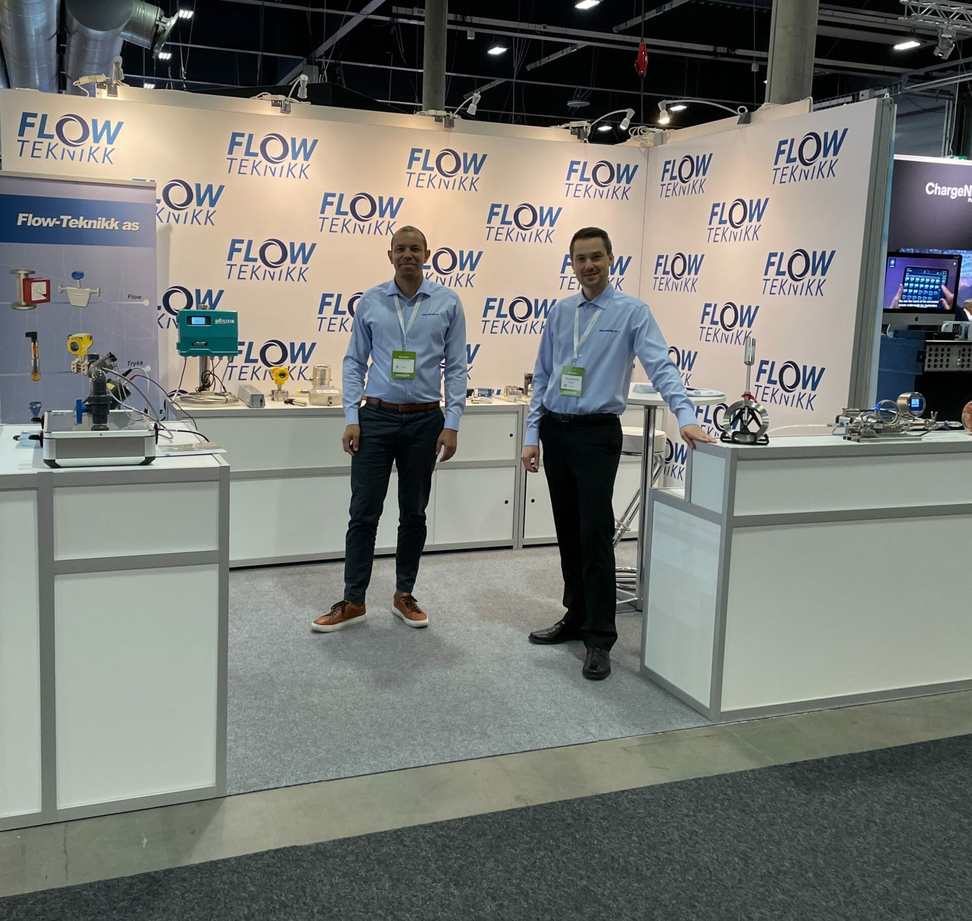 To av våre kjekke salgsingeniører på messe klar med utstilling av mange av instrumenter fra våre leverandører.