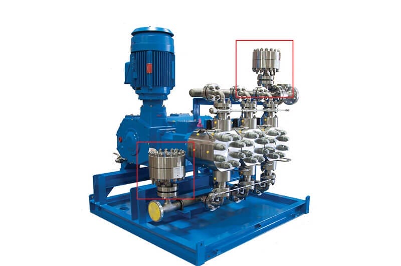 Installasjon av pulsdempere på en skid med pumpe. Stopper større puls-topper fra pumpen.