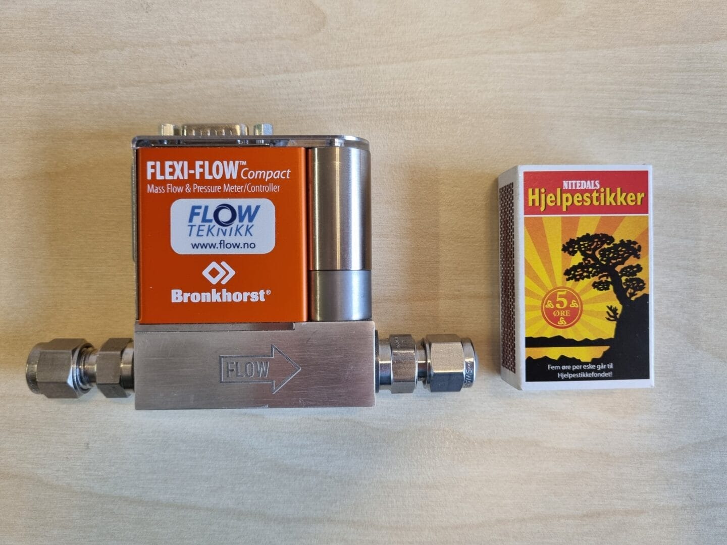 Flexi-Flow sammenlignet med en fyrstikkeske, like liten og praktisk.