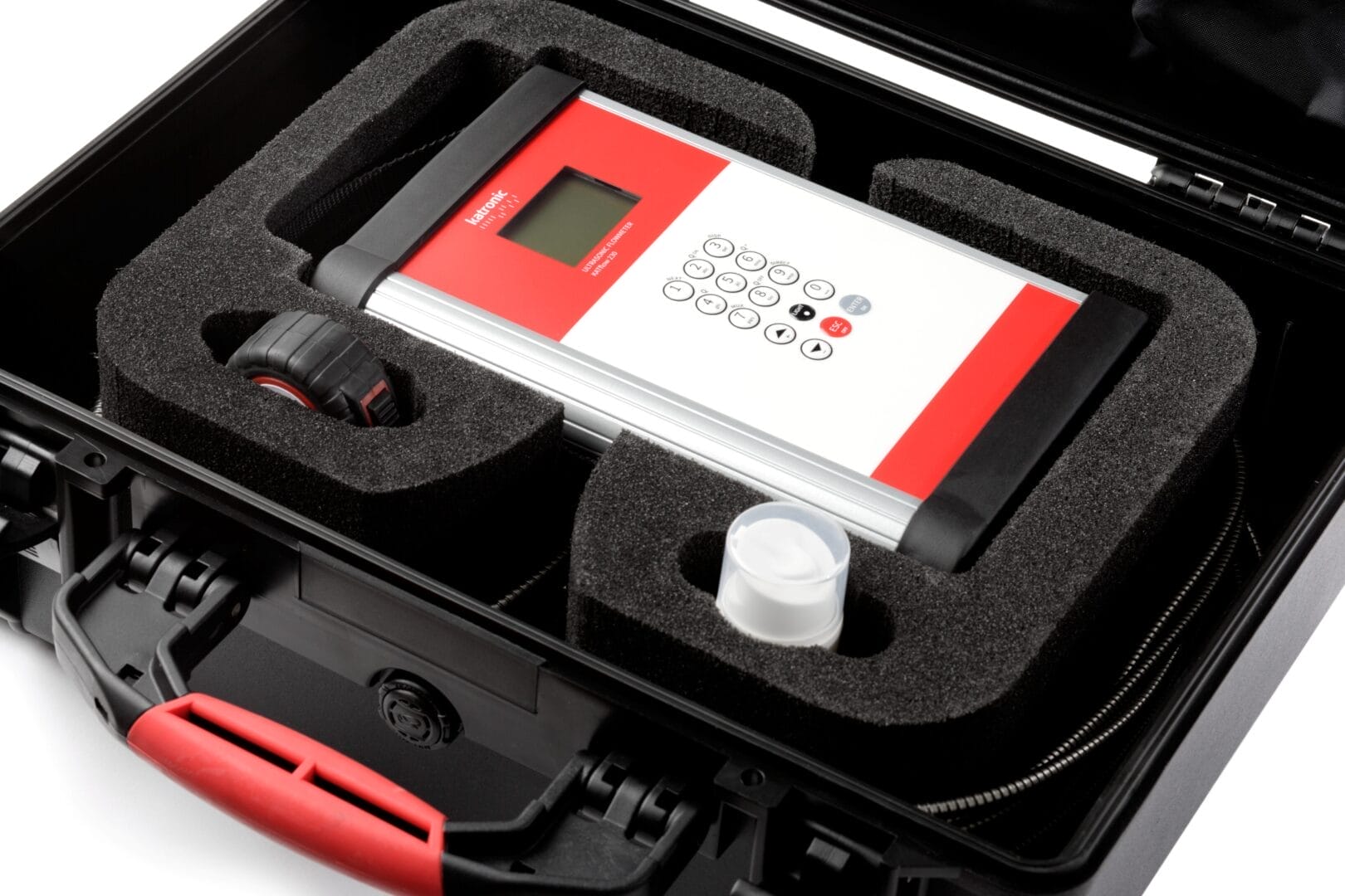 Katronic ultralyd‑flowmeter plassert i en transportkoffert med formskåret skuminnlegg.